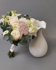 Свадебный букет из роз Вайт О'Хара,  Менсфилд вайт,  эустомы, озатамнуса, эвкалипта