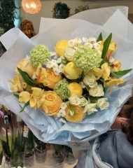 Букет с пионовидными розами Каталина,  ранункулюсами, розами Кингс кросс, альстромерией, танацетумом, вибурнумом