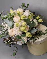 Свадебный букет из роз Менсфилд Вайт Парк, эустомой, гипсофилой, эвкалиптом с лентой