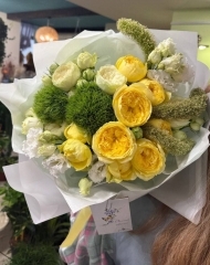 Букет с пионвидными розами Каталина и Аяла, эустомой, гвоздиками Киви