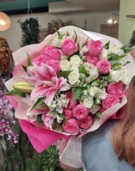Букет с лилиями, пионовидными розами Жизель, альстромерией, кустовыми розами