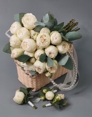 Свадебный букет из пионовидных роз Менсфилд вайт и эвкалипта.  Бутоньерки для жениха и свидетелей