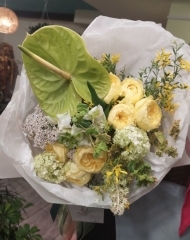 Букет с антуриумом, пионовидными розами Каталина, фитолаккой,  генистой, вибурнумом