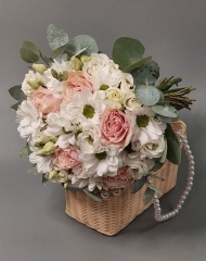 Свадебный букет из роз Пинк Мондиаль, эустомы, кустовой хризантемы, эвкалипта