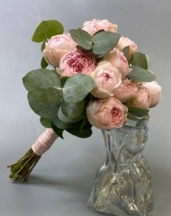 Свадебный букет из пионовидной розы Менсфилд парк и эвкалипта