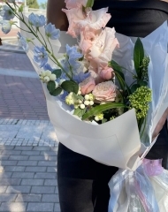Букет цветов на День знаний с гладиолусом, дельфиниумом, розами