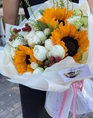 Букет цветов на День знаний с подсолнухами, пионовидными розами, малиной, эустомой