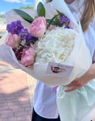 Букет цветов к 1 сентября с гортензией, розами, малиной и маттиолой