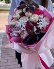 Букет цветов в школу с хризантемой Виенна Пинк, розами, нерине, котинусом