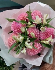 Букет с георгинами и альстромерией