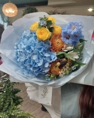 Букет с гортензией, пионовидными розами Луна трендсеттер,  нутаном, дельфиниумом, рубусом, твидией