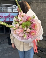 Букет с гладиолусами, георгинами, пионовидными розами Бритни, Роял блаш,  вибурнумом