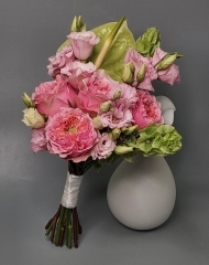 Свадебный букет из роз Пинк Монстер, антуриума, эустомы, молюцеллы