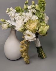 Свадебный букет из роз Вегги, амаранта, эустомы, молюцеллы