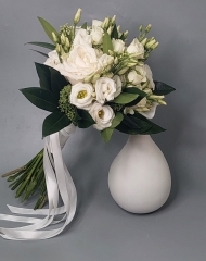 Свадебный букет из роз Плая бланка,  эустомы, скиммии