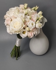 Свадебный букет из роз Плая бланка,  кустовых роз, эустомы