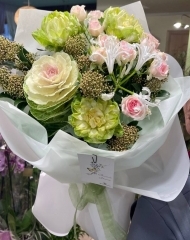 Букет с брассикой, розами Вегги и кустовыми, нерине, скиммией