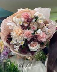 Букет (хризантема Спайдер пич, скиммия, ирисы Брауни, гвоздика, роза кустовая, роза Вайт Охара)