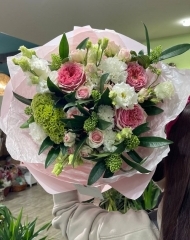 Букет (целлозия, эустома Алиса, кустовая роза, скиммия, гвоздика, роза Пинк монстер)