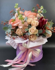 Цветочная композиция из роз Мандарин и Дестини, леукодендрона, шиповника и маттиолы