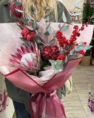 Букет с протеей, гвоздиками Брауни, эвкалиптом, леукодендроном, шиповником