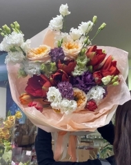 Букет из амариллисов, тюльпанов, роз Мелон экспрешн, эустомы, брассики