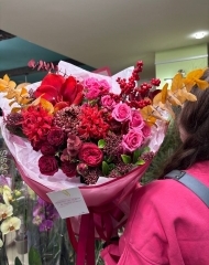 Букет (Амариллис, хризантема Бигуди, роза кустовая, нерине, илекс, эвкалипт)