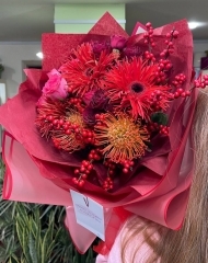 Букет из нутана, илекса, кустовой розы