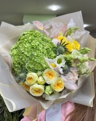 Букет из гортензии, эустомы Алиса, ирисов Брауни, эрингиума, пионовидной розы