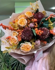 Букет из хризантем Бигуди, илекса, тюльпанов Брауни, кустовой пионовидной розы