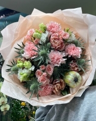 Букет из тюльпанов Брауни, протеи, эрингиума, кустовой розы, диантусов и эустомы