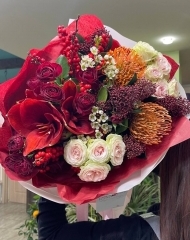 Букет из амариллиса, нутана, скиммии, кустовой розы, илекса и хамелациума