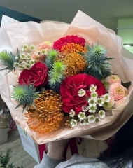 Букет из роз Майра хот Пинк, эрингиума, нутана и хамелациума