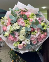 Букет из ранункулюсов, кустовой розы, эустомы Алиса и эвкалипта