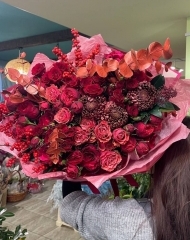 Букет из хризантем Бигуди ред, роз Ред пиано, Ред Пантер, кустовых роз, илекса, скиммии и эвкалипта