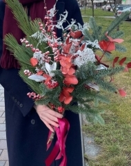 Зимний букет красный из веток нобилиса и пинуса с растительным декором