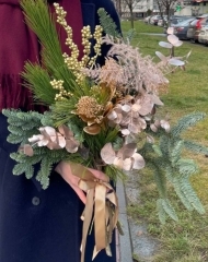 Зимний букет золотой из веток нобилиса и пинуса с растительным декором