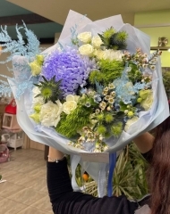 Букет из хризантем, кусотовой розы, гвоздики Киви, эрингиума, хамелациума и аспарагуса