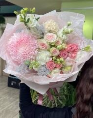 Букет из хризантемы Ту-ту, кустовой розы, ранункулюсов, гвоздики, матиоллы, эустомы и крашенной скиммии