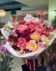 Букет из кустовых роз, эустомы, роз Кенди эксрешн, эвкалипта