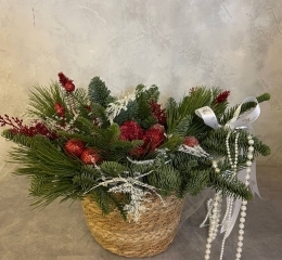 Композиция в корзине из веточек нобилиса и пинуса с новогодним декором