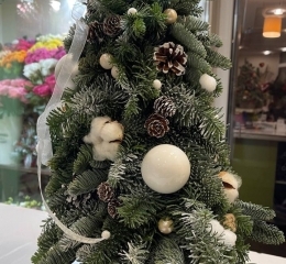 Елочка из живых веточек нобилиса с хлопком, шишками и новогодним декором