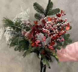 Зимний букет красный из веток нобилиса и пинуса с растительным декором