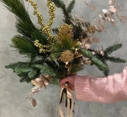 Зимний букет золотой из веток нобилиса и пинуса с растительным декором