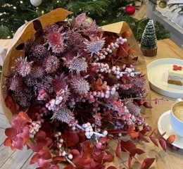 Букет зимний красный из растительного декора от Vip roses