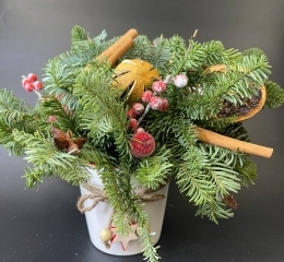 Композиция в кашпо из веточек нобилиса, илекса, специй и декора