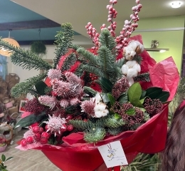 Букет зимний с живыми веточками нобилиса, илекса, хлопком, скиммией и эрингиумом 