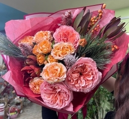 Букет новогодний с веточками пинуса, пионовидными розами, амариллисами, леукодендроном и илексом  