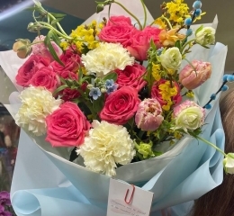 Букет из роз Беллалинда цериз, гвоздики, ранункулюсов Баттерфляй, твидии, форзиции и тюльпанов