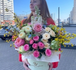 Композиция из роз разных сортов, сирени, дельфиниума, форзиции, твидии